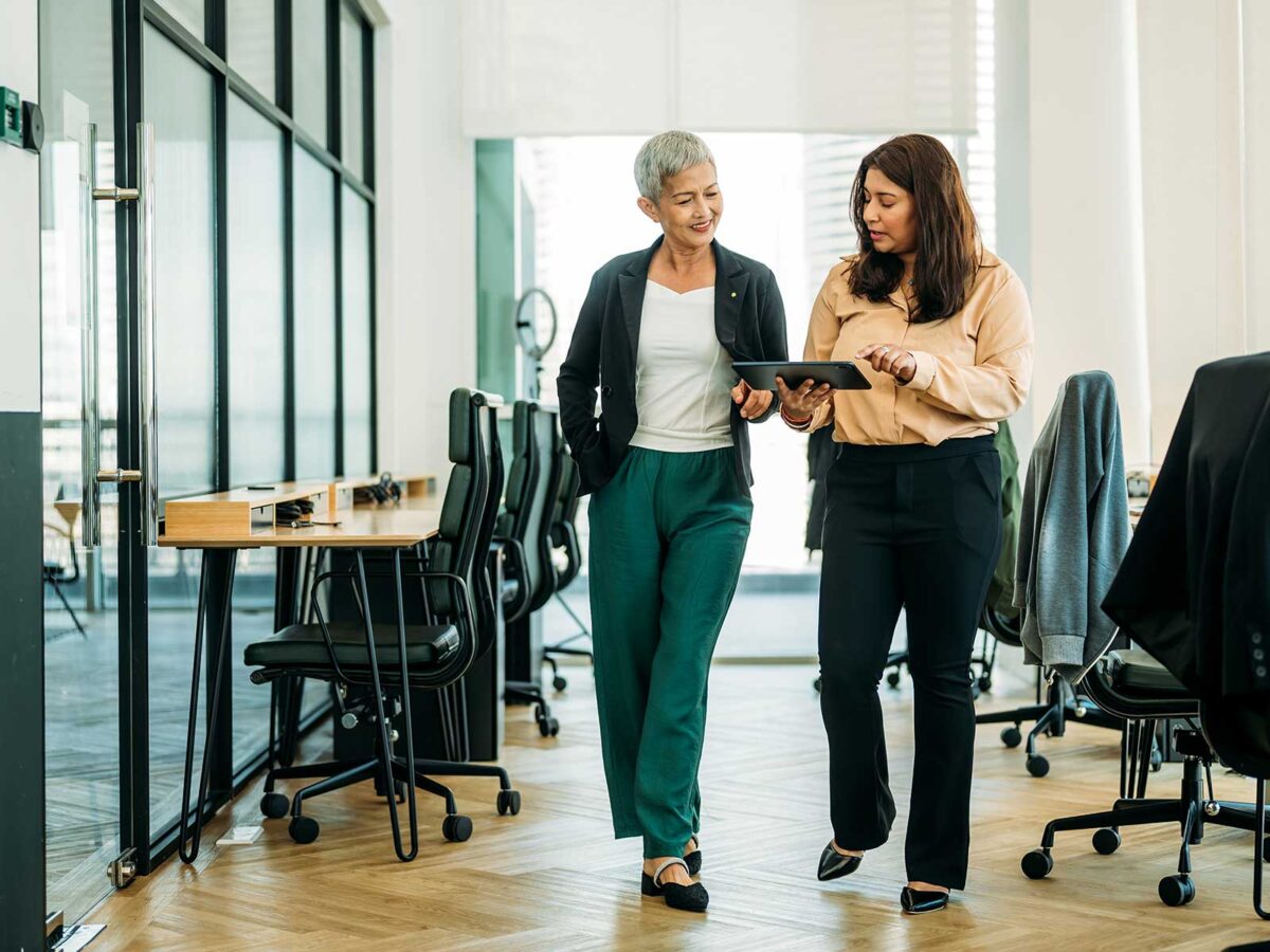 HR professionals discussing employee retention and turnover statistics